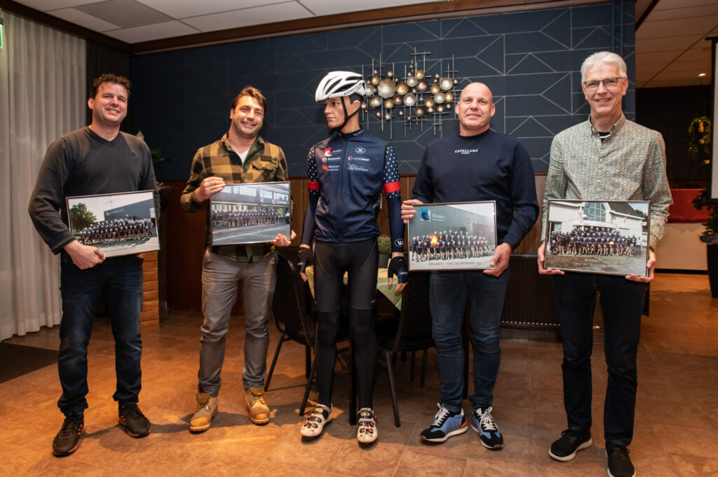 Presenteert en bedankt sponsoren